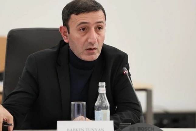 Tunyan: “Gedib əyinlərindəki türk paltarlarını çıxarsınlar”