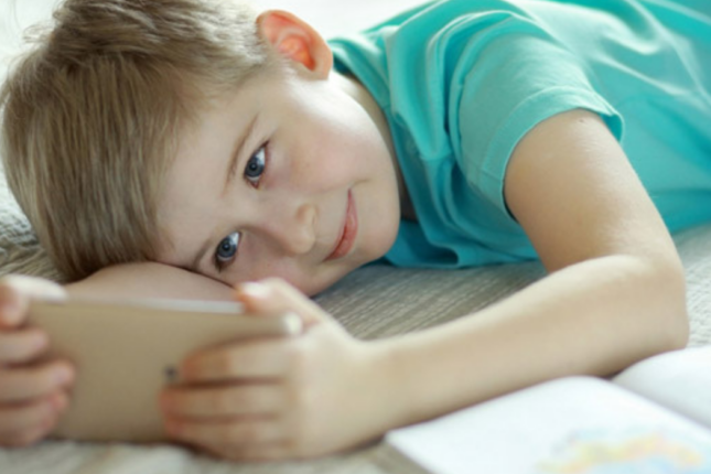 Məktəblilər TƏHLÜKƏDƏ… “Uşağa ağıllı telefon vermək…” – Ekspert