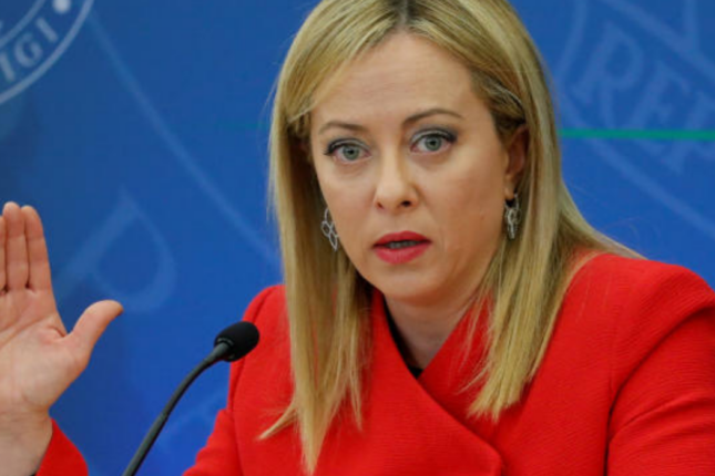 Baş nazir aldığı hədiyyələri satışa çıxarır: 800 min avro qazanacaq