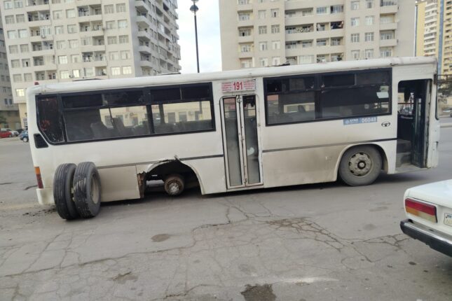 Sərnişinlə dolu avtobusun təkəri yerindən çıxdı – Foto