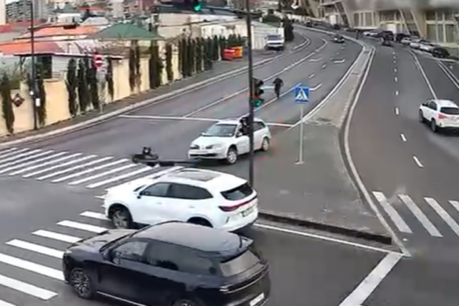 Öz-özünə hərəkət edən avtomobil qəza törətdi – VİDEO