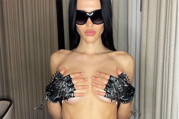 Məşhur aparıcının qızı kamera qarşısında sinəsini açdı