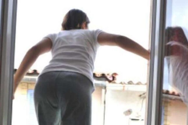 Dördüncü mərtəbədən yıxıldı – Ağır xəsarət aldı