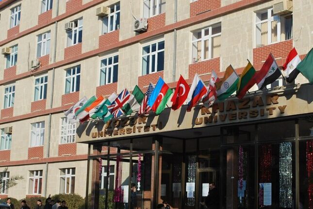 Bu universitet onlarla əməkdaşını əmək müqaviləsiz işlədirmiş