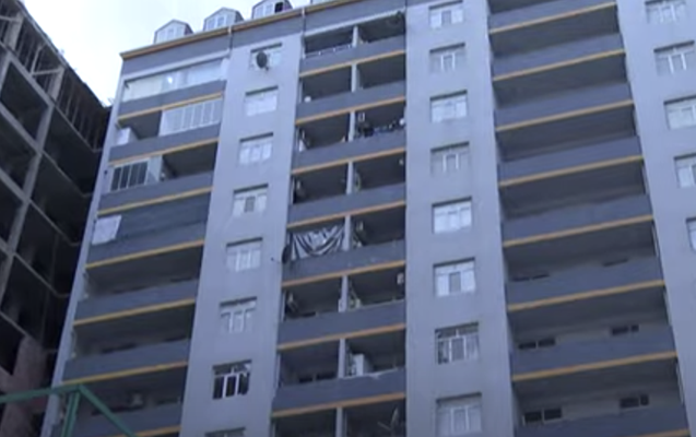 Yasamalda 8-ci mərtəbədən yıxılan oğlan öldü