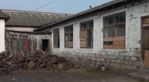 “Məktəbin pəncərəsində şüşə yoxdur, kartonla örtülüb” (VİDEO) “Məktəbin pəncərəsində şüşə yoxdur, kartonla örtülüb” (VİDEO)