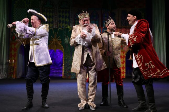 Gənc Tamaşaçılar Teatrında “Büllur başmaq” tamaşasının premyerası baş tutub – FOTO Gənc Tamaşaçılar Teatrında “Büllur başmaq” tamaşasının premyerası baş tutub – FOTO