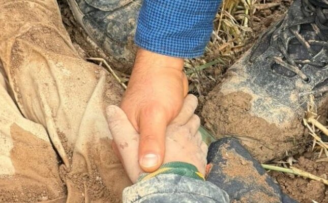 İtkin düşən uşaq 3 gün sonra torpağın altından canlı tapıldı – Video