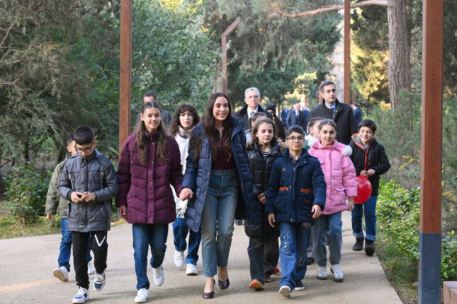 Leyla Əliyeva internat evlərində yaşayan uşaqlarla birgə Nəbatat bağında – Fotolar