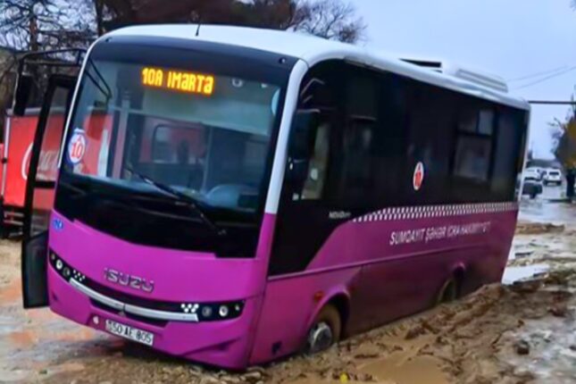 Sumqayıtda avtobus palçıqlı yolda batdı – Video – Yenilənib