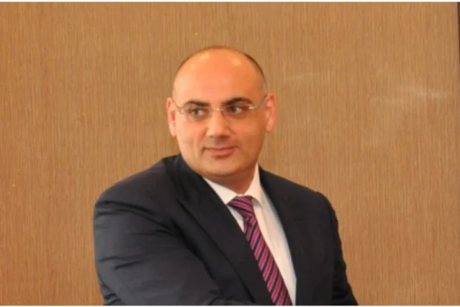 Cəbrayıl Xanlarov idarə rəisinə qara rəngli “Lexus”lar alır Cəbrayıl Xanlarov idarə rəisinə qara rəngli “Lexus”lar alır