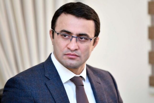 Fərid Mansurov maşını əks istiqamətdə saxladı – Video