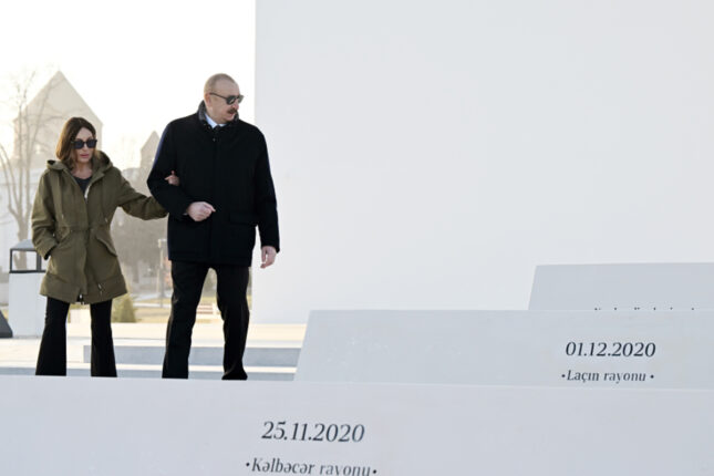 Prezidentin ayaq saxladığı pilləkənlərdə nə yazılıb? – Video