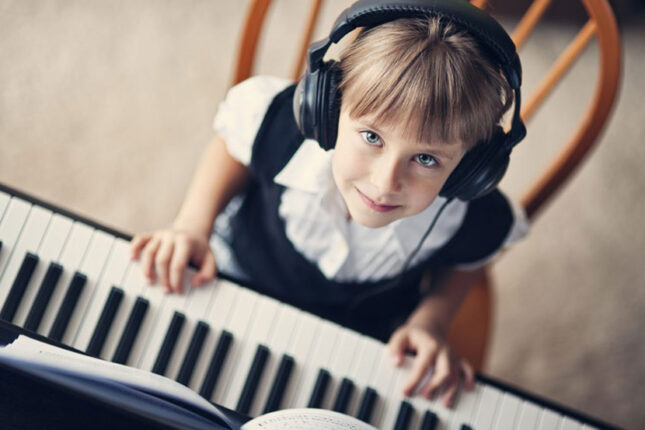 Uşaqları dərs, ev tapşırıqları yox, musiqi ağıllı edirmiş – Araşdırma