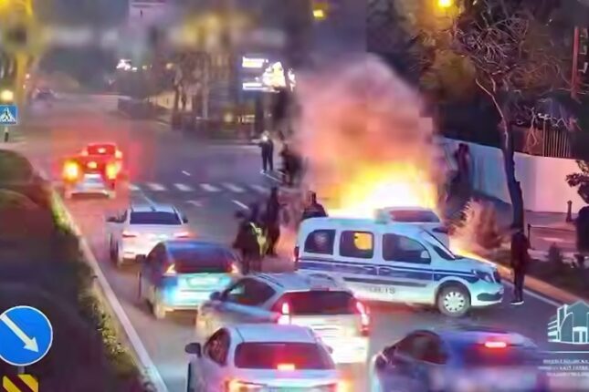 Bakının mərkəzində yanan maşın belə söndürüldü – VİDEO