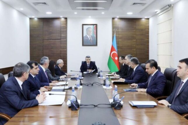 Mantiyasını avtomobilin üzərinə sərən hakimin səlahiyyətlərinə xitam verildi