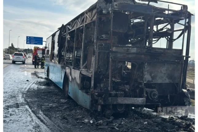 Saray postunun yaxınlığında marşrut avtobusu yanıb