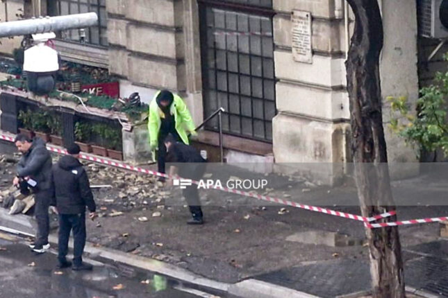 Bakının mərkəzində eyvan uçub – Xəsarət alan var