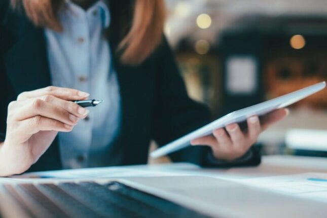 Bakıda xanım direktor eşq yaşadığı fəhlə tərəfindən DÖYÜLDÜ