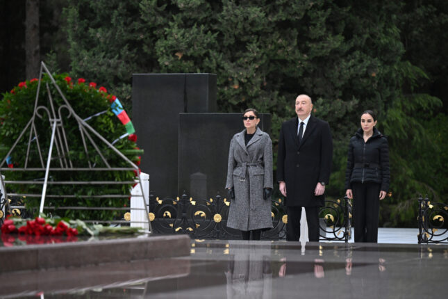 Prezident xanımı və qızı ilə Fəxri xiyabanda – Fotolar