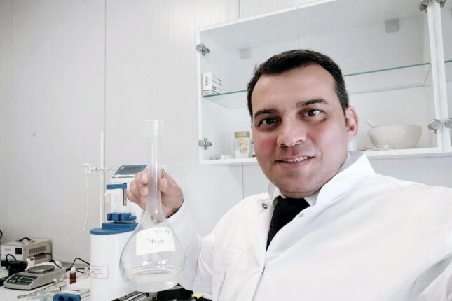 Ətin üzərində ayaqqabı ilə gəzib satırlar – Zəhərlənmə RİSKİ — VİDEO