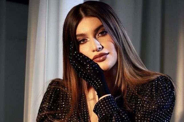 Rəqsanənin qızının əl-ələ görüntüləndiyi müğənni KİMDİR? – VİDEO