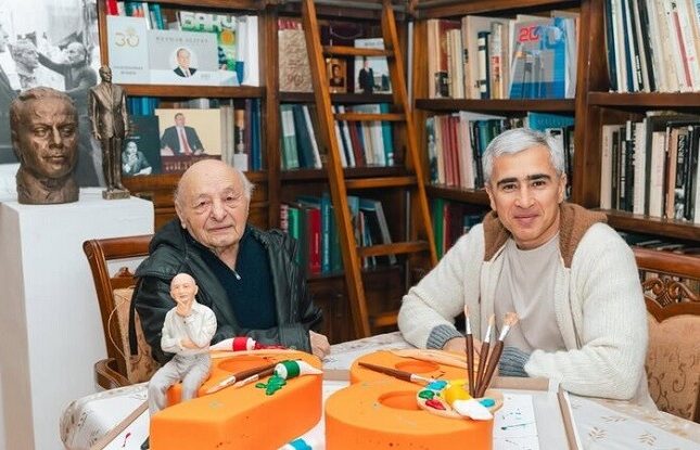 Prezidentin köməkçisi xalq rəssamını ziyarət etdi (FOTO)