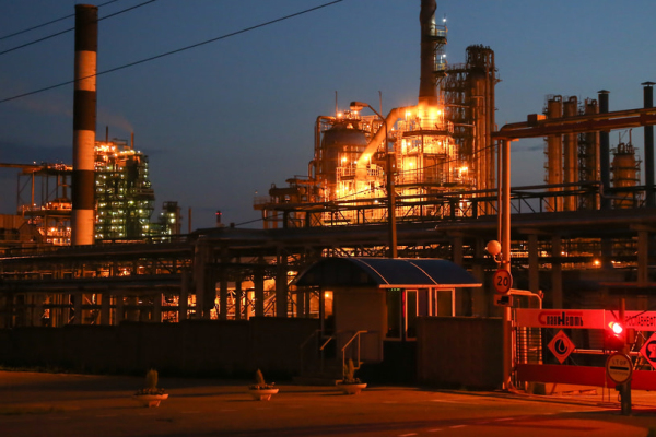 Ukrayna rusların ən böyük neft zavodunu vurdu