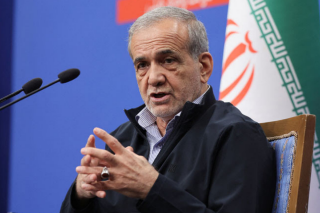 Pezeşkian mollaları yenə topa tutdu: “Kənardan demək asandır” Pezeşkian mollaları yenə topa tutdu: “Kənardan demək asandır”