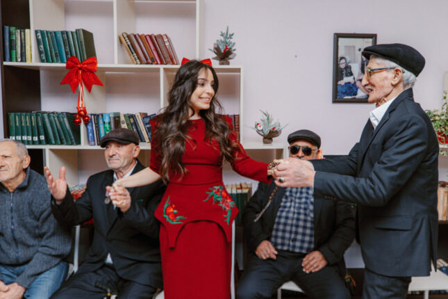 Prezidentin qızları ahıl şəxslərlə Yeni il süfrəsində – Fotolar