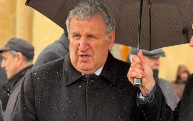 İsa Həbibbəyli çətir tutan şəxsi işdən çıxarıb?