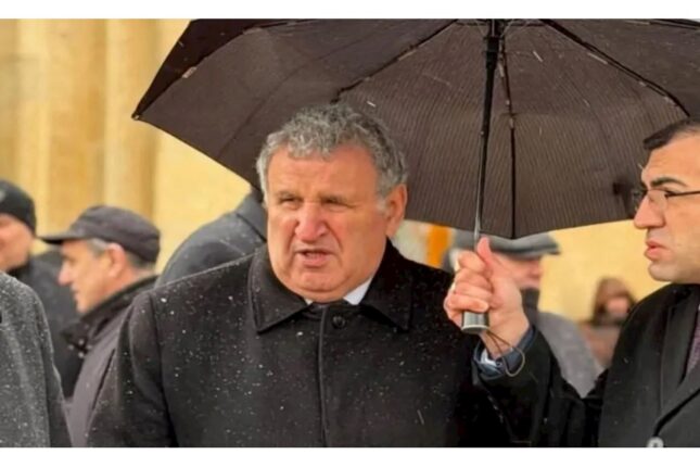 İsa Həbibbəyliyə çətir tutan şəxsin kimliyi BƏLLİ OLDU – FOTO