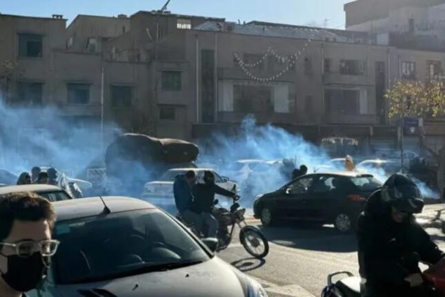 Rejim Tehranda etirazçılara belə atəş açdı – VİDEO