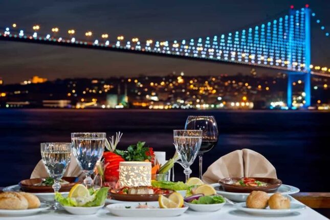 Türkiyə restoranlarında “servis haqqı” yığımı qadağan edildi Türkiyə restoranlarında “servis haqqı” yığımı qadağan edildi