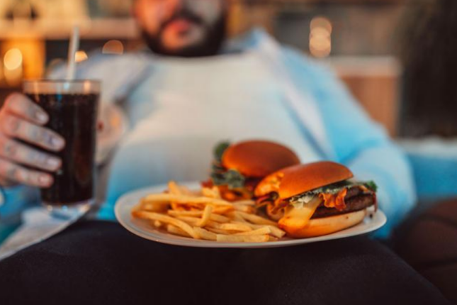 İngiltərədə zərərli qida reklamlarına qadağa tətbiq edildi