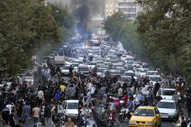 İranda etirazçılar silahla belə vurulur – VİDEO