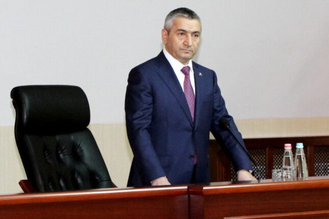 Adil Vəliyev qadınlara buzlu yolları təmizlətdirir – Foto