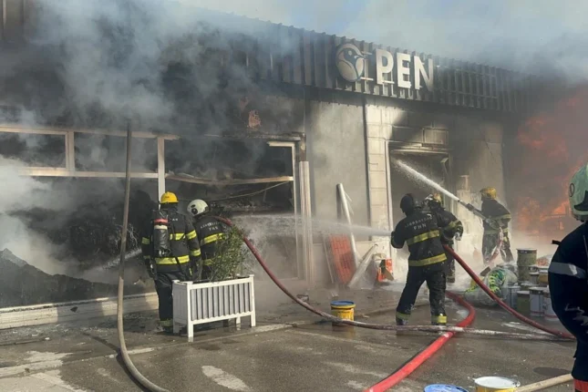 Dərnəgüldə boya mağazası yanır, qərargah yaradılıb – VİDEO