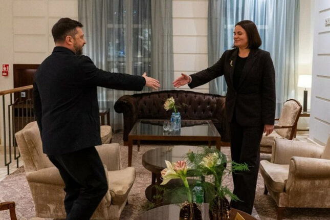 Zelenski Tixanovskaya ilə görüşdü