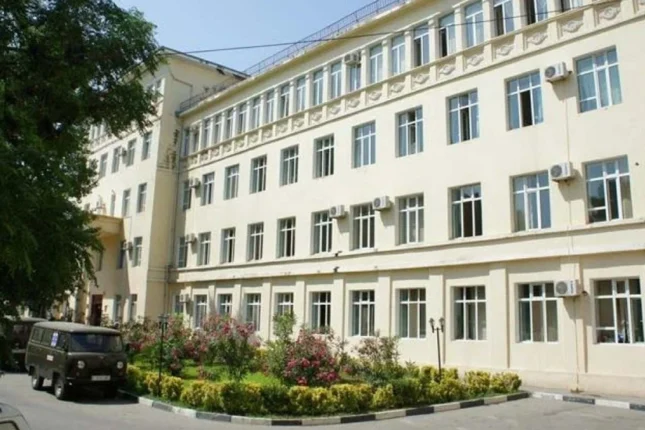 Xəstəxanalarda pasiyentlər iclaslara qurban gedir