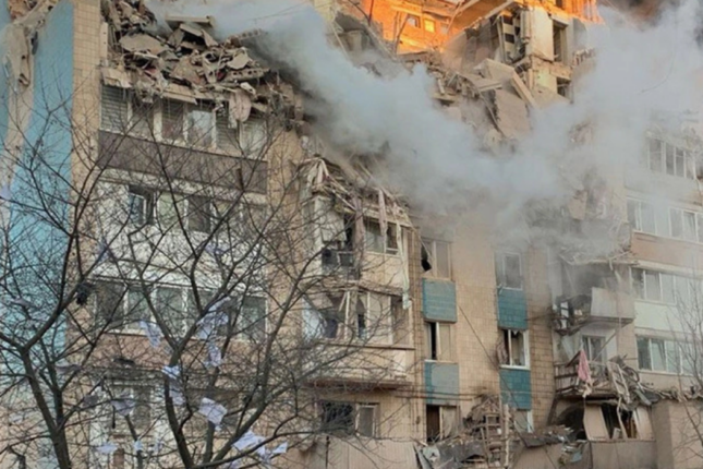 Ruslar Zaparojiyedə yaşayaş evlərini vurdu: ölənlər var