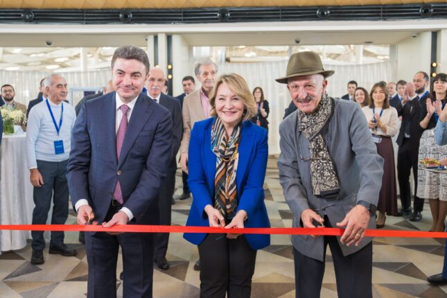 “Yüksələn işıq”: REZA-nın fotosərgisi Heydər Əliyev Beynəlxalq Aeroportunda təqdim olunur