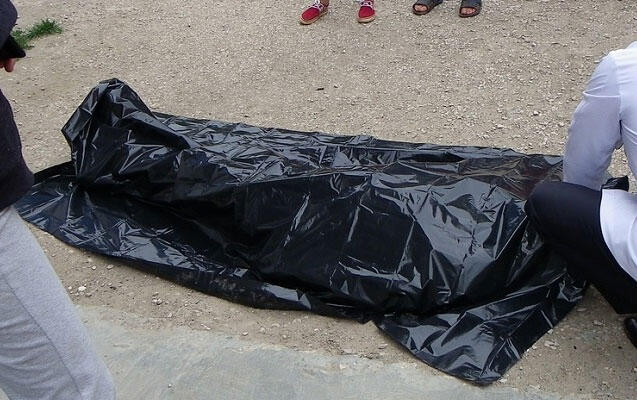 Qonşunun evinin damına çıxmışdı – Yıxılıb öldü