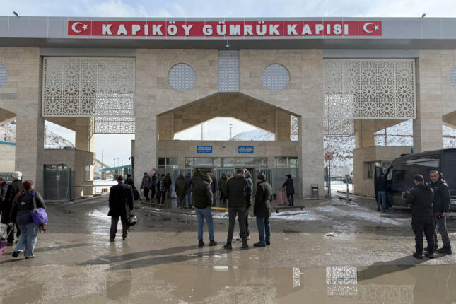 İranda internet və televiziya işləmir: Sərhəddə insan izdihamı