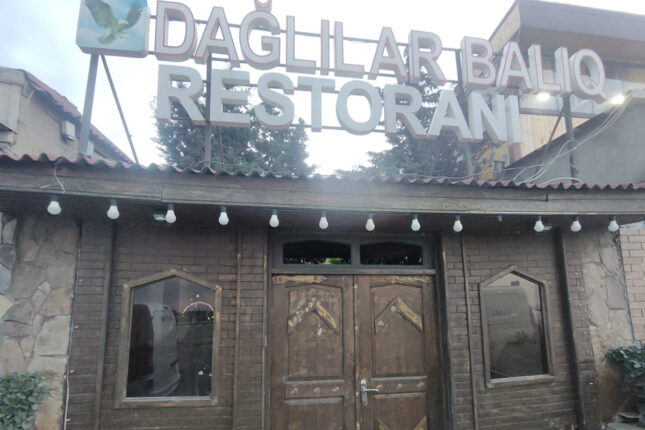 Bu restoranda qida məhsulları döşəmənin üzərində saxlanılırmış… – Fotolar