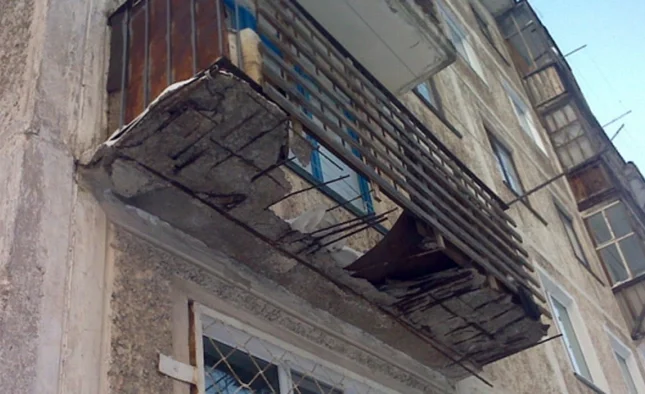 Bakıda binanın eyvanı uçdu (FOTO)