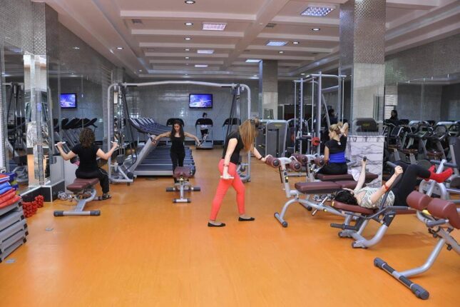 İdman zalında qadınlar arasında DAVA – VİDEO