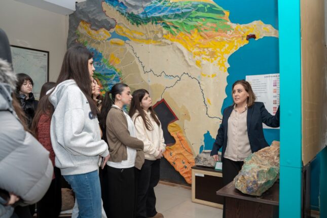 Bakı Oksford Məktəbinin şagirdləri “ETSN-də bir gün” layihəsinin qonağı olublar