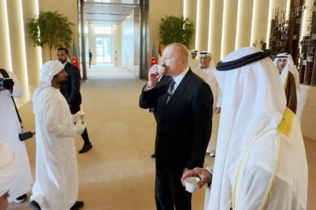 Prezidenti aeroportda simvolik içki ilə qarşıladılar – Video Prezidenti aeroportda simvolik içki ilə qarşıladılar – Video