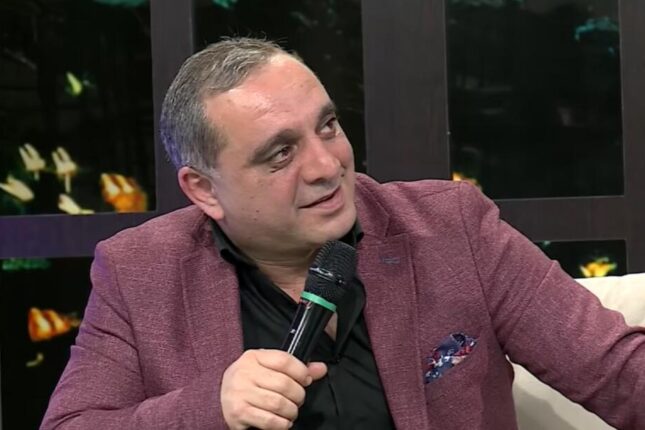 “Dostlarım var ki, pulu ütüləyib saxlayırlar”